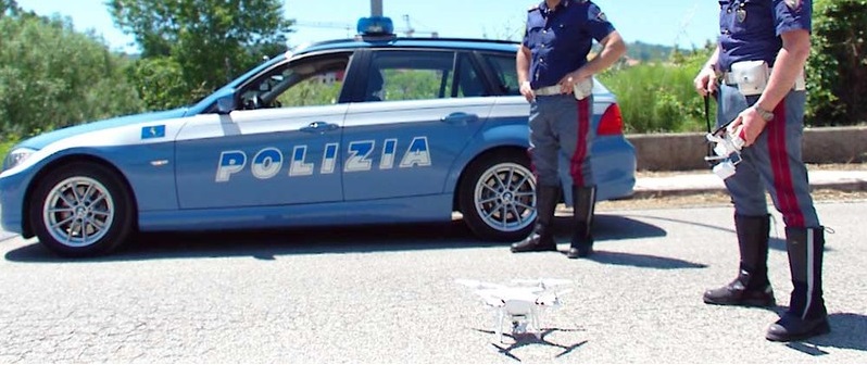poliziotti che usano drone